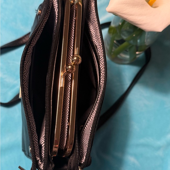 VINTAGE Women’s Black Leather Crossbody
Handbag/Purse with Kiss-Lock Top - Picture 6 of 12